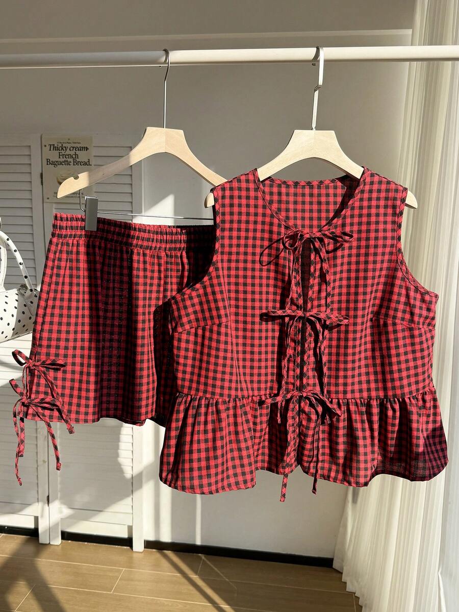 Comfortcana Bộ đồ mùa hè cỡ lớn kẻ caro đỏ trắng gồm áo và quần short buộc 3 nơ phía trước, gồm 2 món. - Đỏ - Xem 1