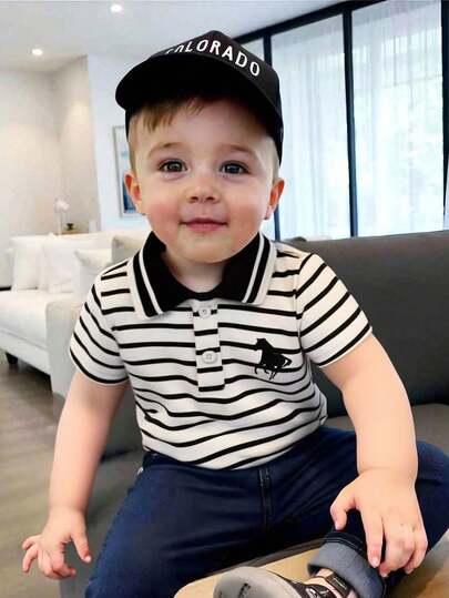 Souflis Souflis Baby Boy Polo Collar Striped Short Sleeve T-Shirt, Combining The Classic Polo Design With Fashionable And Lively Embroidered Patterns, An Ideal Item In Baby's Wardrobe. It Has The Classic Quality Of A Polo Shirt And Also Features Playful Printed Elements, Making Your Little One Look Adorable And Stylish. The Collar Has Two Buttons For Easy Wear And Added Fashion.