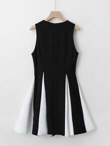 Franclia Women's Black & White Contrast V-Neck Metal Flower Button Waist Flared Hem Fitted Casual Party Cocktail Sleeveless Mini Dress, Suitable For Daily, Party, Commute, Outing, Date - Black and White - View 2