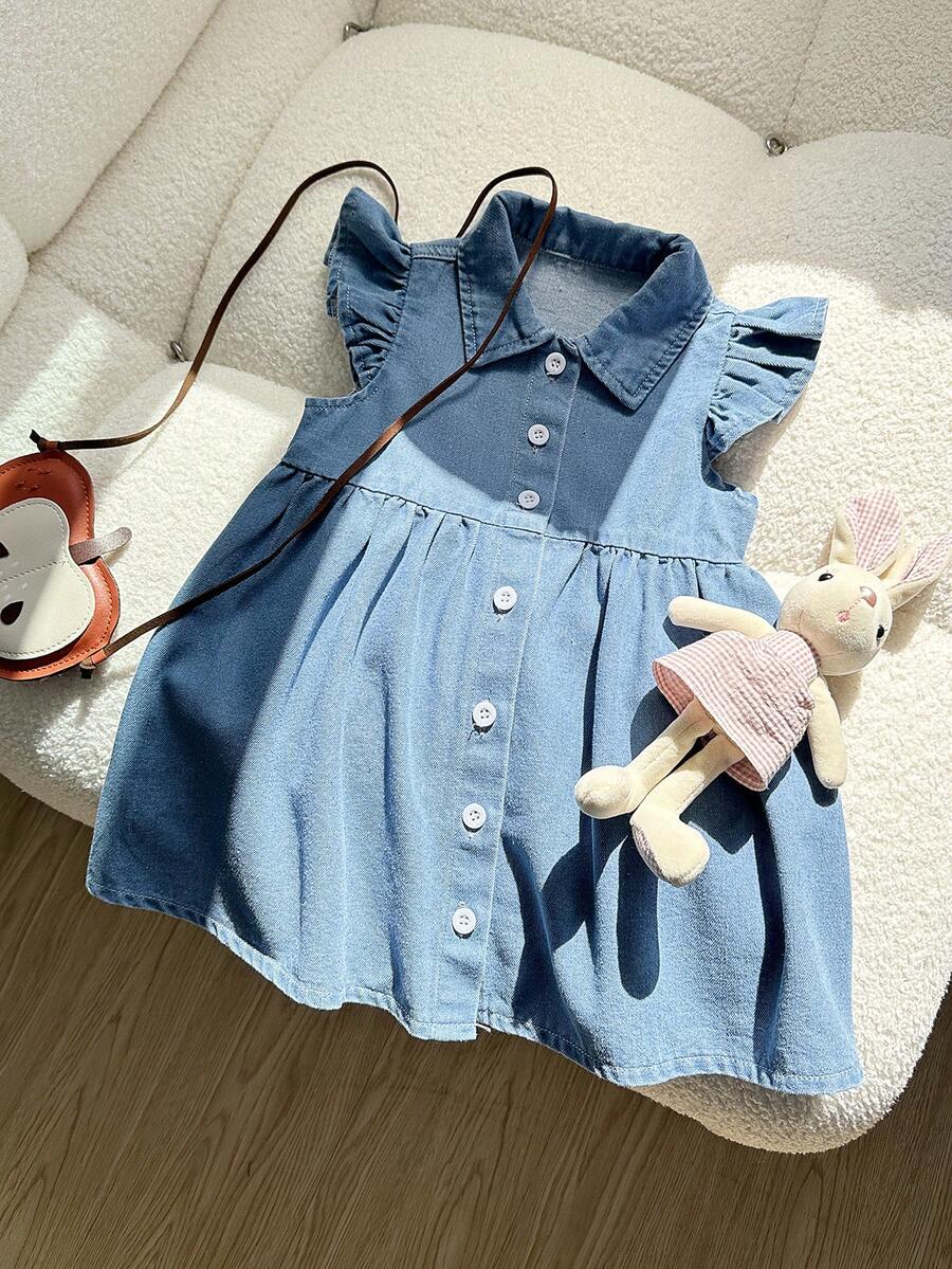 SHEIN Playful Pals 女婴牛仔连衣裙，水洗中蓝色，休闲可爱甜美，度假时尚设计，百搭基础款，简约纽扣前襟，飘逸袖子，腰部褶皱A字裙摆，宽松翻领，无弹力棉质牛仔面料，柔软舒适，适合日常穿着、聚会、派对、上学、通勤，春秋季新品上市。