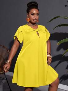 Slaydiva 加大码宽松A字斜纹休闲度假连衣裙，采用无弹力编织和打结细节设计，适合大码女性，夏季连衣裙，春季服装。黄色加大码连衣裙，黄色度假连衣裙，荷叶袖连衣裙，黄色曲线连衣裙，黄色罩衫，女士黄色连衣裙，女式连衣裙。 - 黃色 - 查看 4