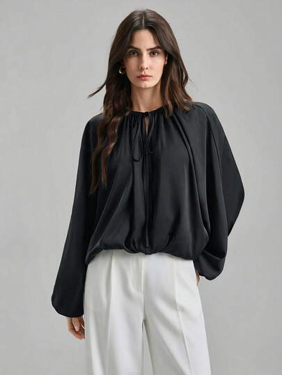 Ontre 2026 Ny vår/sommar damblus i vävt tyg med rynkad design, lös passform och knytkrage, svart, lämplig för alla hjärtans dag, bröllopssäsongen, självständighetsdagen, urban chic, minimalistiskt mode för pendling