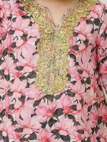SHEIN 这款粉色碎花阿拉伯长袍专为女婴设计，饰有优雅的碎花领，是一款休闲简约的传统长袖阿拉伯连衣裙，非常适合春夏穿着。这款优雅端庄的长袖连衣裙，宛如一件祈祷袍，舒适休闲，充满度假风情。它是一款端庄的卡夫坦长袍，适合女婴穿着。女婴长袍 - 彩色 - 查看 3