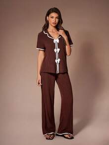 SHEIN Bộ đồ ngủ nữ 2 món gồm áo cổ bẻ, áo tay ngắn và quần dài, kiểu dáng ngọt ngào và thanh lịch, thích hợp cho mùa xuân/thu. - Cà phê nâu - Xem 2