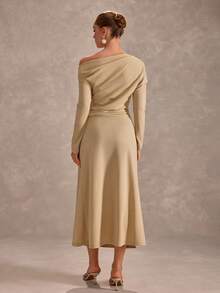 CLARA VERO Vestido midi bege com decote assimétrico e mangas compridas: cintura ajustada e saia evasê fluida, perfeito para jantares elegantes ou eventos de outono. Confeccionado em poliéster de malha elástica com ombros caídos e detalhe drapeado na cintura. - Bege - Ver 2