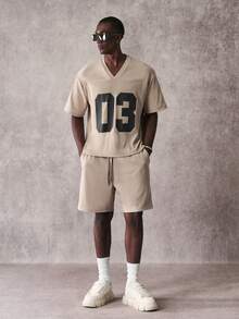 STYNVO طقم قصير الأكمام بطبعة أرقام وياقة على شكل حرف V وشورت كاجوال للرجال - كاكي - مشاهدة 3