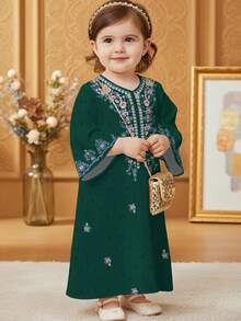 SHEIN Áo Jalabiya hoa xanh cho bé gái, Áo Jalabiya thêu hoa cổ điển thanh lịch, Áo dài tay truyền thống tối giản kiểu Ả Rập cho bé gái, phù hợp cho mùa xuân/hè, Áo dài tay kín đáo thanh lịch, Áo Abaya cầu nguyện, Thoải mái dễ chịu, Trang phục thường ngày, Phong cách nghỉ dưỡng, Áo Kaftan kín đáo, Áo Jalabiya cho bé gái, Áo Jalabiya cho bé gái - trắng - Xem 5