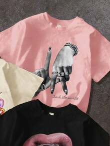 SHEIN 3件套少女休闲简约短袖圆领T恤，印有个性化街头嘻哈女孩肖像、洛杉矶手势和嘴唇图案，颜色有粉色、浅杏色和黑色可选，适合街头摄影、日常休闲穿着和时尚造型。 - 彩色 - 查看 5