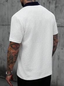 Manfinity CasualCool 男士對比領短袖紋理 Polo 衫，白色夏季休閒城市度假 V 領針織正身長度拼色通勤毛衣襯衫，正式款 - 白色 - 查看 2