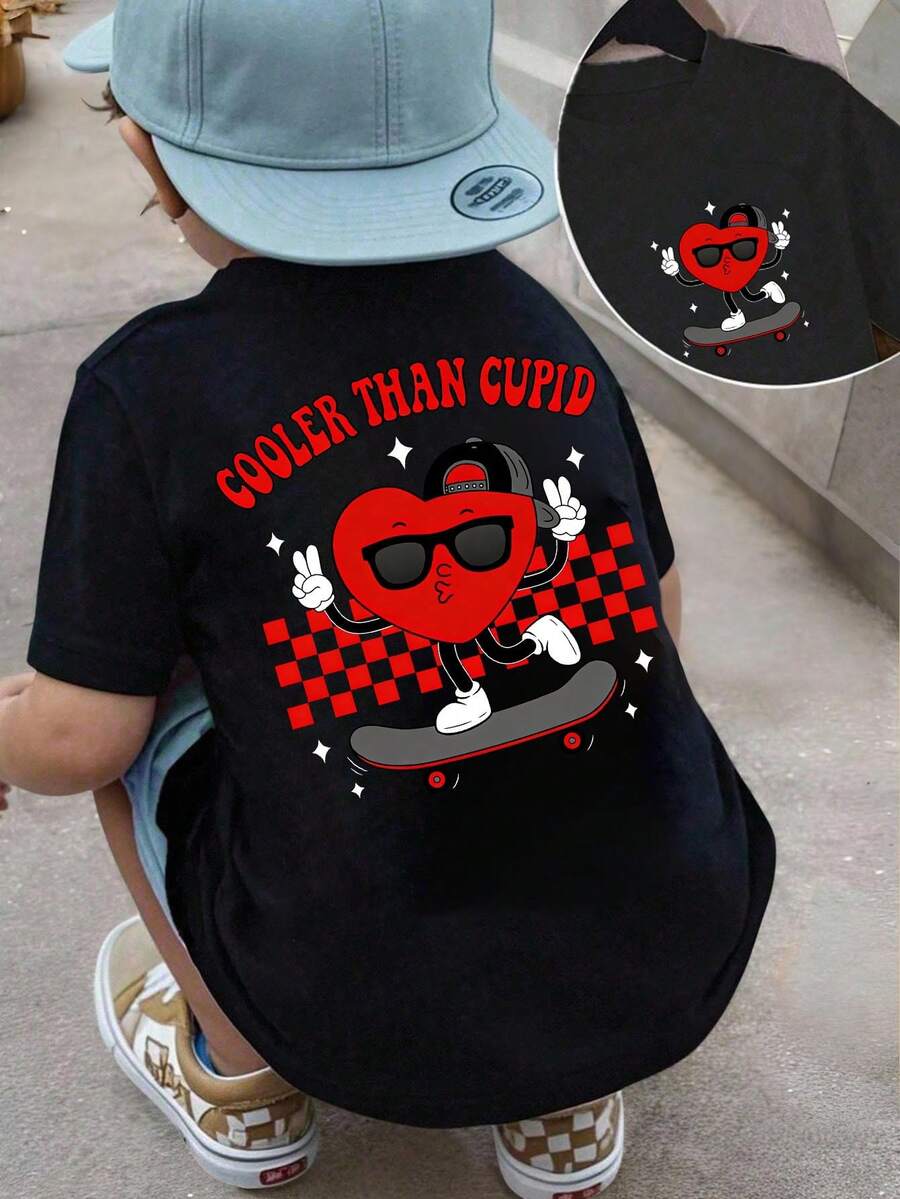 SHEIN Explorewe Áo thun ngắn tay tay thoải mái dành cho bé trai nhân dịp Lễ Tình nhân, phong cách thường ngày, thời trang, sáng tạo, cá tính, tỉ mỉ, họa tiết máy xúc đơn giản, hình trái tim, khẩu hiệu kinh điển, họa tiết in, kiểu dáng cơ bản thường ngày, thoải mái, mang không khí Lễ Tình nhân, phù hợp cho bé trai trong ngày Valentine, phong cách Ba Lan, áo mặc ngoài trời. - màu đen - Xem 1