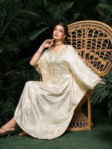 Al Najma 刺绣领口花卉饰边提花缎面长袍，带内抽绳 - 杏色 - 查看 4