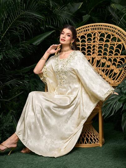 Al Najma 刺绣领口花卉饰边提花缎面长袍，带内抽绳