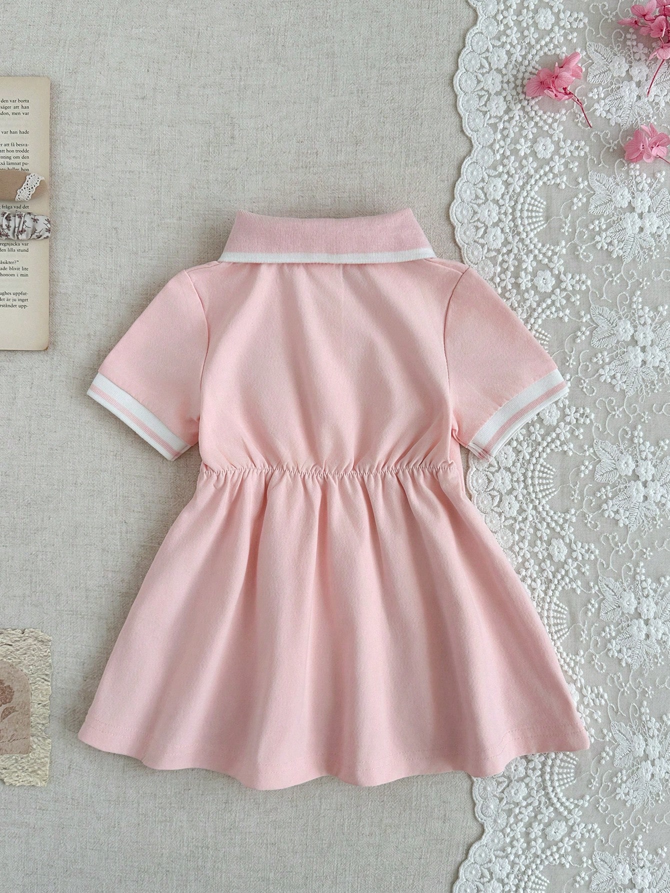 SHEIN فستان أبيض كاجوال للبنات الصغيرات، طوق وأساو...