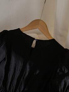 SHEIN 这是一款中长款女童连衣裙，领口饰有蕾丝荷叶边，采用单肩设计和泡泡袖。它配有斜挎包，非常适合女孩们日常休闲穿着，或者作为夏季甜美迷人的度假装扮。 - 黑色 - 查看 7