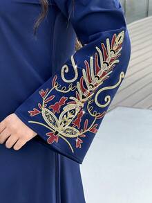 Al Najma 女士花卉刺绣拼接V领优雅阿拉伯风格长袖连衣裙 - 藍色 - 查看 6