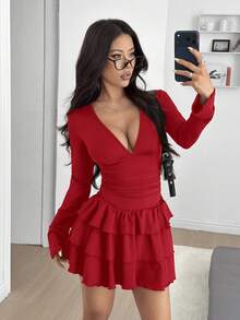 SHEIN EZwear Vestido mini con cuello en pico, mangas acampanadas, cintura fruncida y volantes en el bajo - Rojo - Ver 5