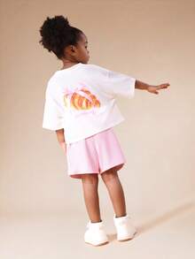 SUMWON مجموعة قميص وشورت للبنات من سومون بطباعة الكرواسون، كم قصير وياقة طاقم، مقاس كبير، ملابس صيفية كاجوال قطعتين للعطلات - وردي - مشاهدة 1