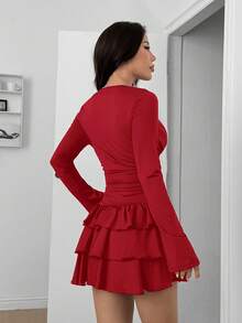 SHEIN EZwear Vestido mini con cuello en pico, mangas acampanadas, cintura fruncida y volantes en el bajo - Rojo - Ver 2