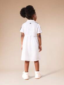 SUMWON Robe courte style polo pour filles avec col, manches courtes et détails de rayures sur les côtés. Coupe évasée pour un confort et une décontraction quotidiens. Idéale pour les vacances - Gris pâle - Voir 2
