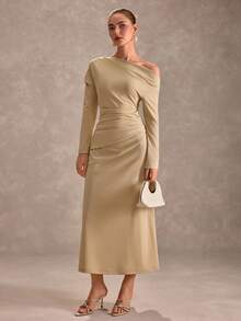 CLARA VERO Vestido midi bege com decote assimétrico e mangas compridas: cintura ajustada e saia evasê fluida, perfeito para jantares elegantes ou eventos de outono. Confeccionado em poliéster de malha elástica com ombros caídos e detalhe drapeado na cintura. - Bege - Ver 3