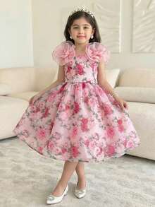 Menina jovem com um glamoroso vestido midi de organza com um grande laço nas costas. - Rosa - Ver 5