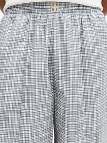 SUMWON Quần short Bermuda dáng rộng, kẻ caro, cạp chun và túi bên hông, thích hợp mặc thường ngày vào mùa hè. - Xám - Xem 7