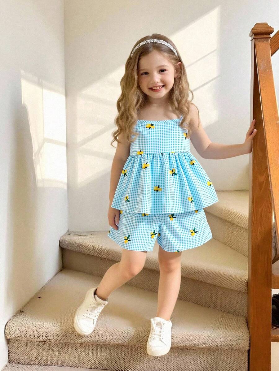 SHEIN Elladie kids 女童蓝色格子樱桃印花吊带背心和短裤套装，清爽舒适的夏季服装，夏季童装，美人鱼女童连衣裙，冰淇淋女童连衣裙，宾厄姆童装，生日女童连衣裙，蜜蜂女童连衣裙，柠檬印花女童连衣裙 - 藍色 - 查看 1