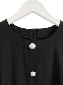 GlowEve CURVE Vestido elegante de manga corta con cuello redondo, botones y cremallera en unicolor para tallas grandes - Negro - Ver 5