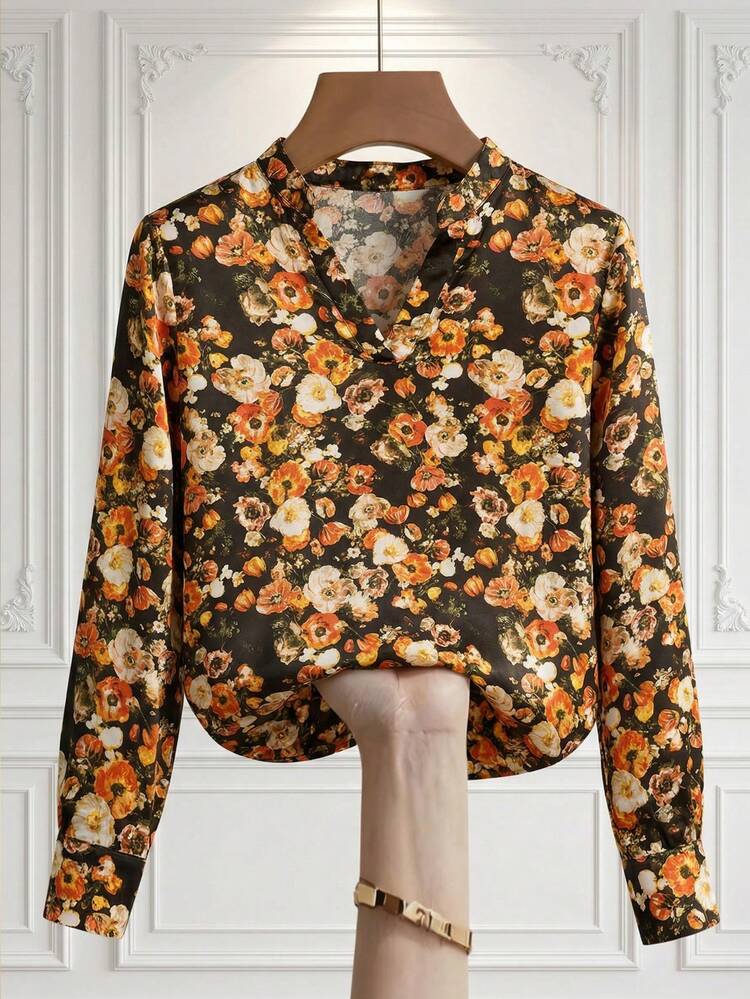 This Elegant Women's Blouse Features A Deep, Calming Dark Green Base Adorned With Warm Orange-Yellow Floral Patterns, Perfectly Capturing The Festive Spirit Of The New Year. The Floral Design Is A Vibrant, Warm-Toned Floral Pattern, Exuding A Bright And Lively Yet Stylish Feel. The V-Neck, Long-Sleeved, Loose-Fitting Design Is Made Of Lightweight Material, Offering A Sense Of Movement And A Comfortable, Slimming Silhouette. Suitable For Spring And Autumn, It Can Be Paired With Black Trousers For A Sharp Look During The New Year, Or Layered With A Jacket For Added Depth. Perfect For Both Work Commutes And Casual Gatherings, This Blouse Brightens Up The Work Atmosphere With Its Warm Floral Pattern And Showcases A Bright And Fashionable Taste At Small Dinner Parties. It's A Versatile Piece That Combines Energy And Practicality In Your New Year's Wardrobe.