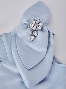 优雅不对称袖纯色连衣裙，适合少女穿着，配有腰带、水晶花朵和金属装饰，适合参加派对和重要活动。 - 藍色 - 查看 3