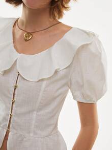 Poéselle 女士纯棉荷叶领褶边上衣 – 白色泡泡袖纽扣前襟上衣，打造浪漫夏日造型。荷叶领衬衫，白色褶边上衣，泡泡袖衬衫，田园风衬衫，浪漫夏日上衣，复古风衬衫，优雅纽扣前襟衬衫，低调奢华风格，优雅通勤纯色荷叶边下摆衬衫，夏季法式风女装，夏季棉质衬衫，学院风上衣，方领衬衫，女士夏季上衣，白色纯棉衬衫。 - 白色 - 查看 7