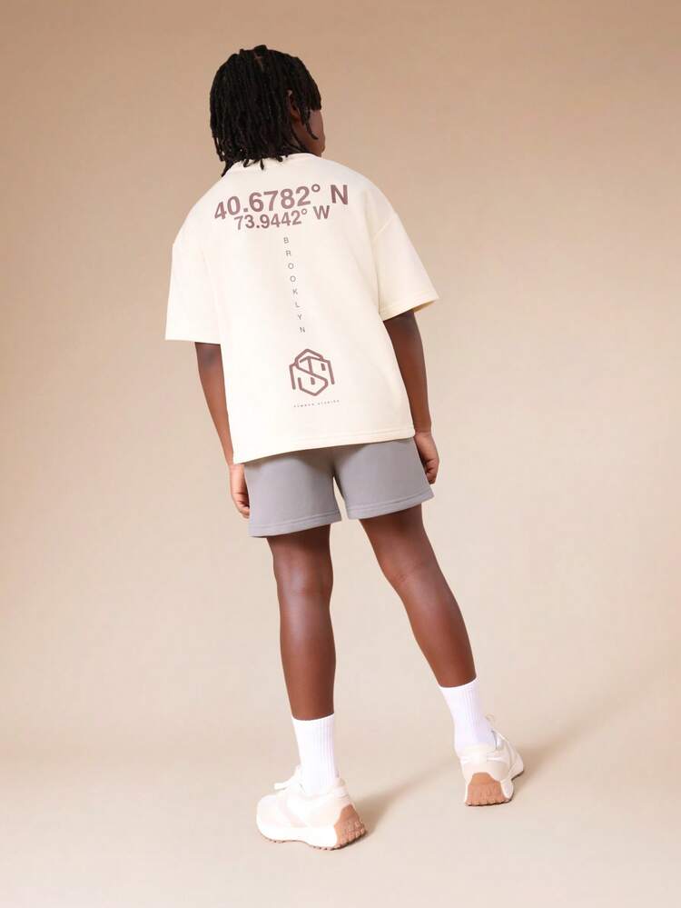 Set aus übergroßem T-Shirt und Shorts