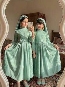 SHEIN Váy Abaya truyền thống của Ả Rập dành cho bé gái, kiểu dáng công chúa màu xanh lá cây nhạt với vải chắp vá ren, thắt lưng nơ, cổ cao thanh lịch và tay dài, lý tưởng cho các lễ hội, buổi tụ họp và chụp ảnh - màu xanh lá - Xem 1