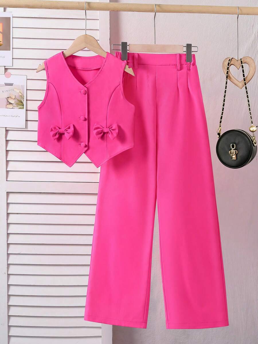 少女两件套：时尚的白色蕾丝边露肩无袖上衣，100%纯棉面料，荷叶边下摆和露背系带设计，搭配蕾丝拼接阔腿裤。透气柔软的面料，是日常购物出行的理想之选。