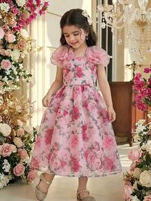Menina jovem com um glamoroso vestido midi de organza com um grande laço nas costas. - Rosa - Ver 3