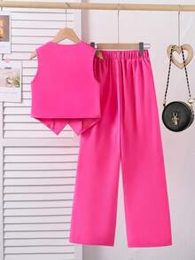 少女两件套：时尚的白色蕾丝边露肩无袖上衣，100%纯棉面料，荷叶边下摆和露背系带设计，搭配蕾丝拼接阔腿裤。透气柔软的面料，是日常购物出行的理想之选。