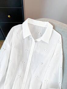 GlowEve CURVE 大码女式镂空刺绣沙滩度假长袖衬衫和短裤休闲两件套 - 白色 - 查看 4