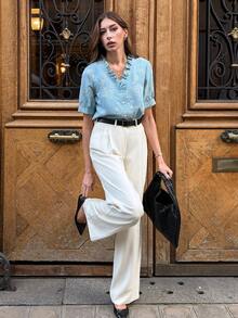 Pariaura 2026春夏新款蓝色刺绣提花衬衫，柔软亲肤荷叶边领，短袖前开襟，法式优雅办公装，女士新款春夏衬衫，浅蓝色衬衫，蓝色碎花上衣，纽扣衬衫，婴儿蓝衬衫，蓝色图案衬衫，白色阔腿裤，白色亚麻裤，蓝白女装，女士商务休闲亚麻服饰 - 藍色 - 查看 4