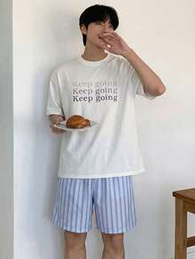 DAZY Bộ đồ ngủ mùa hè dành cho nam, gồm áo thun trắng in chữ và quần short kẻ sọc. - Nhiều màu - Xem 1