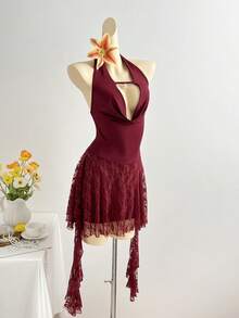 SHEIN Unity 女士性感V领贝壳珍珠吊坠拼接酒红色蕾丝系带迷你裙，度假风 - 酒紅色 - 查看 3