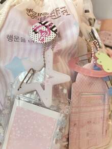 Joivida 1个镂空草莓登山扣钥匙扣，可爱甜美风格，包包挂饰，适用于背包、钱包、钥匙，户外徒步旅行装饰，送给女孩和女士的礼物 - 彩色 - 查看 1