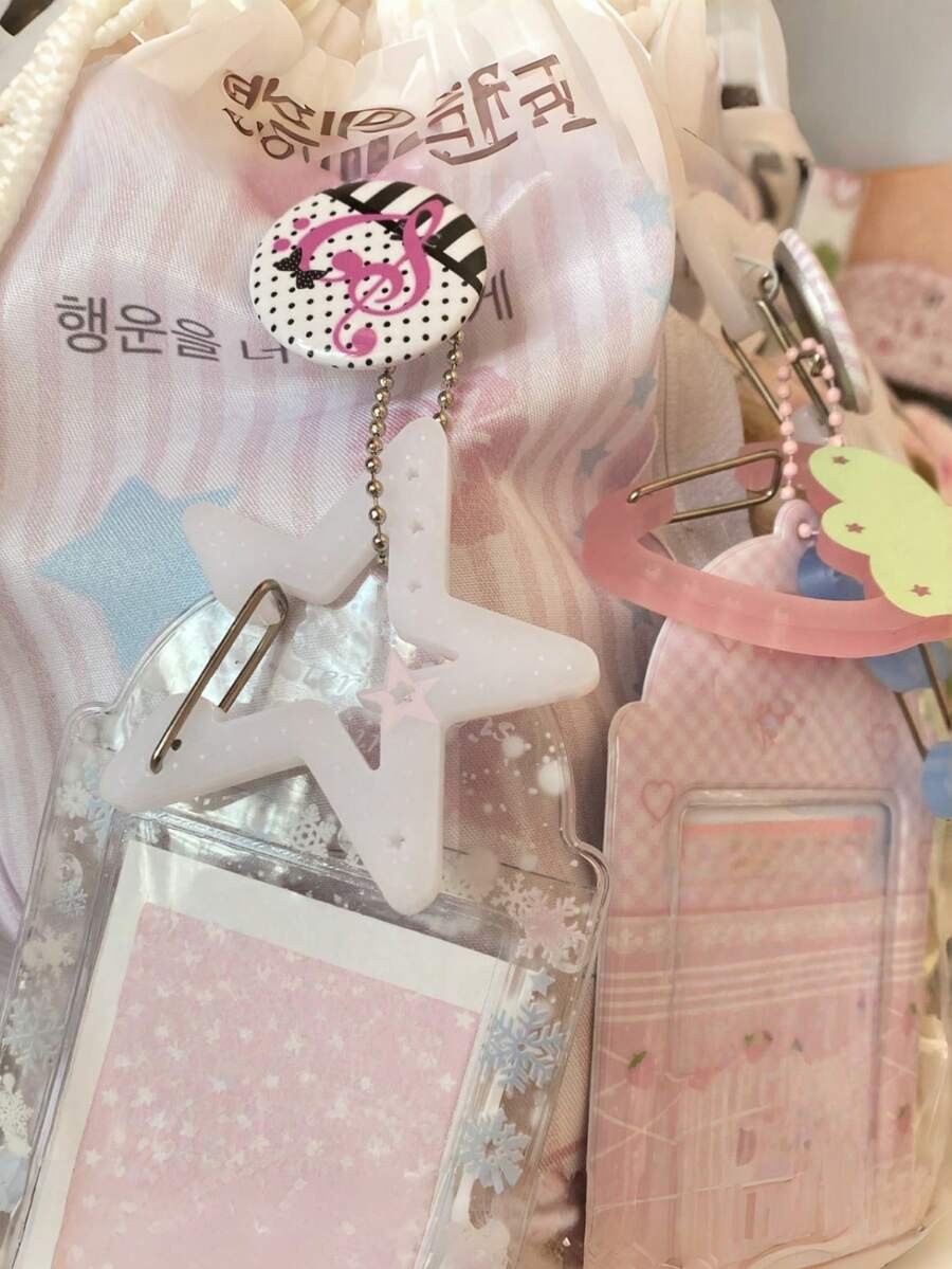 Joivida 1个镂空草莓登山扣钥匙扣，可爱甜美风格，包包挂饰，适用于背包、钱包、钥匙，户外徒步旅行装饰，送给女孩和女士的礼物 - 彩色 - 查看 1