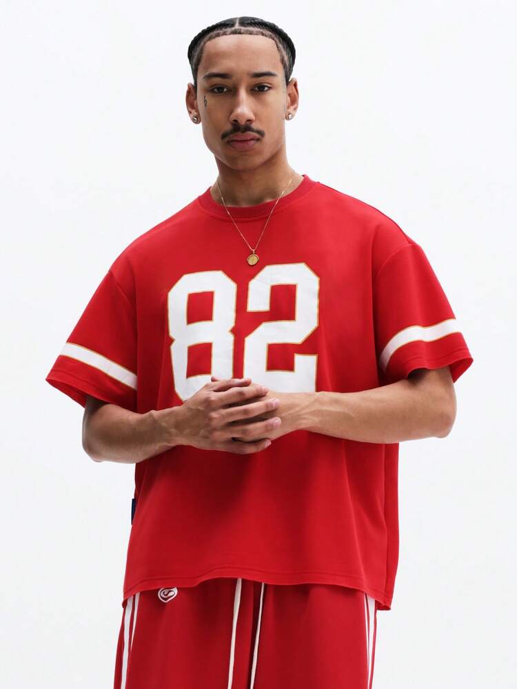 Maglietta squadrata con numeri e maniche a righe