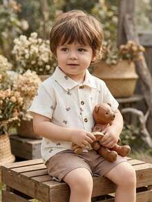 SHEIN Vintaside Kids Bộ 2 món/Bộ áo sơ mi cài nút cổ bẻ mùa hè cho bé trai và quần short, bao gồm: Áo sơ mi cổ bẻ tay ngắn kẻ sọc trắng đen, điểm nhấn màu đen và quần short sọc đồng bộ, trang phục thường ngày cho kỳ nghỉ hè - trắng - Xem 7