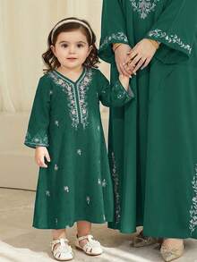 SHEIN Áo Jalabiya hoa xanh cho bé gái, Áo Jalabiya thêu hoa cổ điển thanh lịch, Áo dài tay truyền thống tối giản kiểu Ả Rập cho bé gái, phù hợp cho mùa xuân/hè, Áo dài tay kín đáo thanh lịch, Áo Abaya cầu nguyện, Thoải mái dễ chịu, Trang phục thường ngày, Phong cách nghỉ dưỡng, Áo Kaftan kín đáo, Áo Jalabiya cho bé gái, Áo Jalabiya cho bé gái - trắng - Xem 3