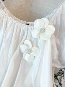 GlowEve CURVE 新款大码女式短袖上衣，采用纯净、温柔又不失性感的露肩设计。饰有法式复古立体花卉图案，优雅的波浪荷叶边下摆，纯色设计，青春洋溢，宽松版型。 - 白色 - 查看 1