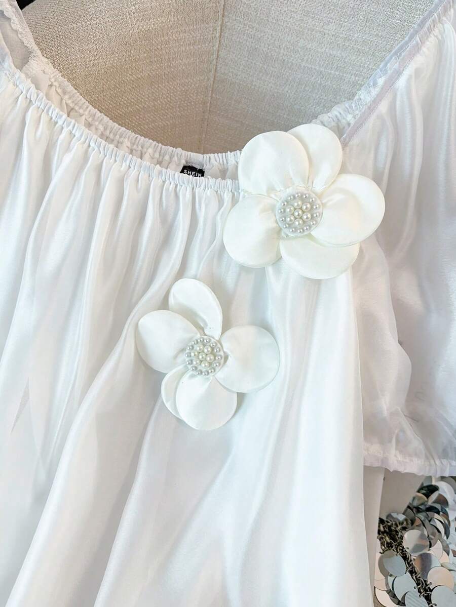 GlowEve CURVE 新款大码女式短袖上衣，采用纯净、温柔又不失性感的露肩设计。饰有法式复古立体花卉图案，优雅的波浪荷叶边下摆，纯色设计，青春洋溢，宽松版型。 - 白色 - 查看 1