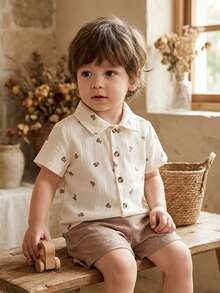 SHEIN Vintaside Kids Bộ 2 món/Bộ áo sơ mi cài nút cổ bẻ mùa hè cho bé trai và quần short, bao gồm: Áo sơ mi cổ bẻ tay ngắn kẻ sọc trắng đen, điểm nhấn màu đen và quần short sọc đồng bộ, trang phục thường ngày cho kỳ nghỉ hè - trắng - Xem 5