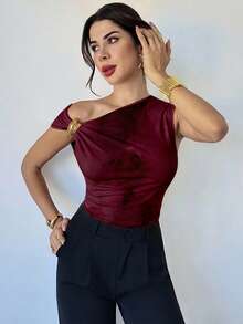 Firerie 女士休闲优雅酒红色扎染印花金属装饰不对称肩部T恤，适合外出、聚会和其他场合。 - 彩色 - 查看 4