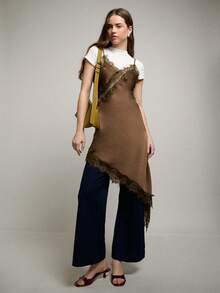 Nöista Đầm midi dáng rộng bất đối xứng bằng ren và satin, có áo thun bên trong. Đầm có ren đồng bộ ở cổ áo và viền dưới. Xẻ tà bên hông. Dây đeo vai có thể điều chỉnh ở phía sau. Trang phục thường ngày mùa xuân hè. - màu nâu - Xem 1